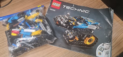LEGO TECHNIC: Ferngesteuerter Stunt Racer (42095). Keine Stromfunktionen.