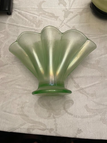 FENTON GLASS FAN VASE FLORENTINE GREEN IRIDESCENT GLAZE STRETCH GLASS