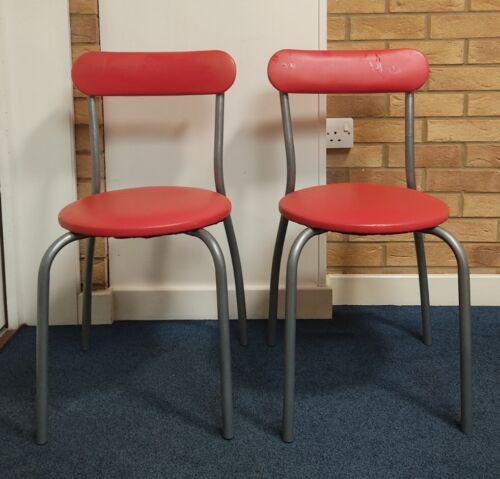 Paire de chaises à cadre métallique rouge argent faux cuir - Photo 1/14