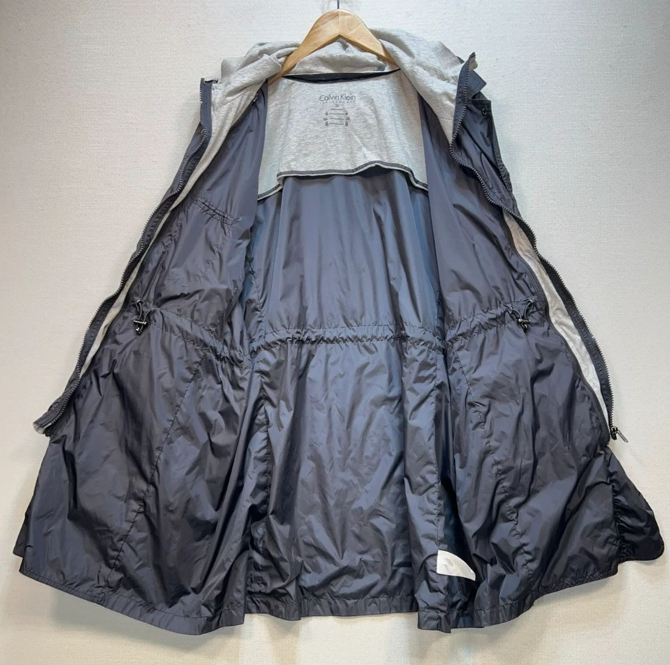 Jaqueta corta-vento Calvin Klein feminina com zíper e capuz manga longa tamanho 2X azul marinho - Imagem 4 de 4