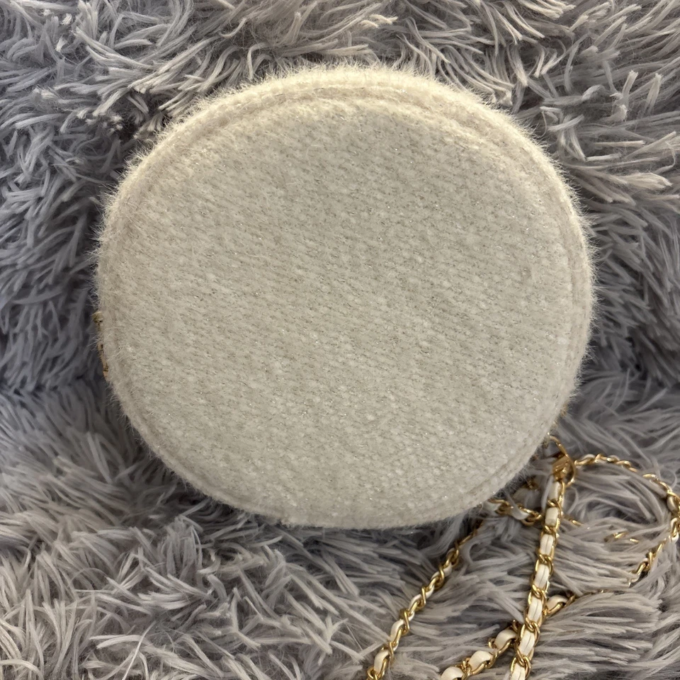 ¡NUEVO EN CAJA! Bolso de Mano Chanel Beaute Redondo VIP con Cadena Blanca y Dorada. ¡Adición limitada! Raro Foto 2 de 4