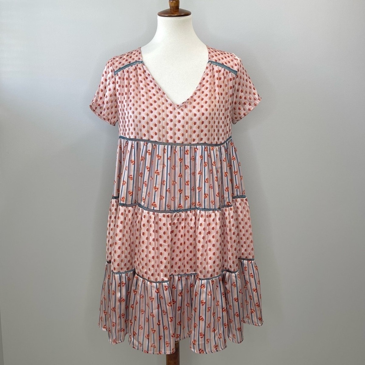 uo pippa chiffon tiered mini dress Urban Outfitters Women's Pippa Chiffon Tiered Mini Dress Gold Floral Size Small
