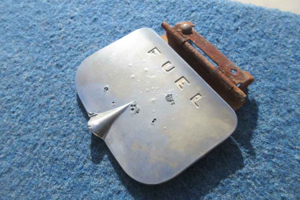 1957 Buick Special Century FUEL DOOR WITH HINGE Foto 4 de 4