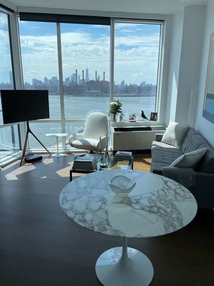 Mesa de comedor redonda de tulipán Eero Saarinen para Knoll Satin Arabescato base blanca Foto 3 de 4