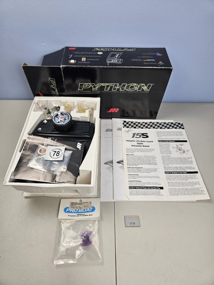 Vintage Miss Budweiser RC Nitro Gas 1/12 Hydroplane Racing Boat Working Damaged - Image 3 of 4