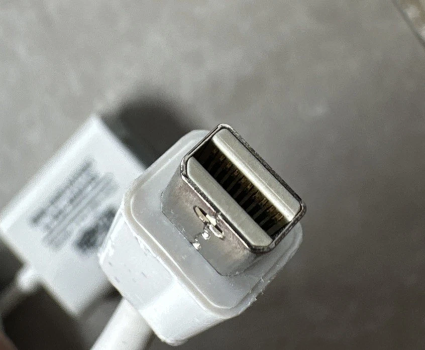 Tripp Lite P137-06N-VGA Mini DisplayPort to VGA Adapter - Image 3 of 4