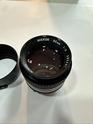 Nikon NIKKOR 85mm 1:2,0 AIS + Geli Hood HS-10 Objektiv