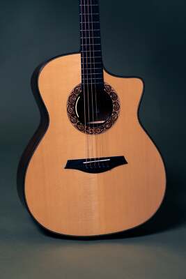 Mayson Duke maßgefertigte Akustikgitarre - Grand Auditorium Cutaway mit LR Baggs Hymne