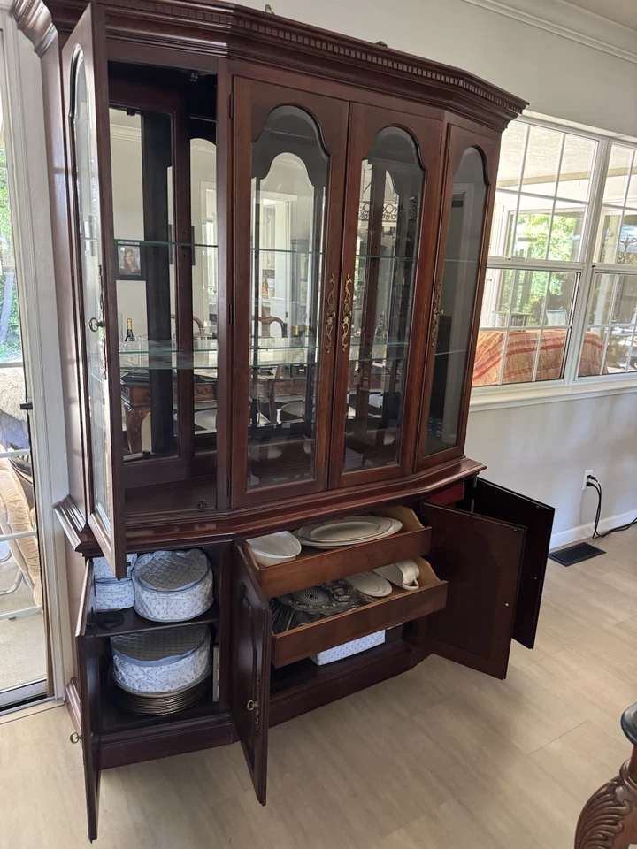Pennsylvania House Cherry China Cabinet. Two Pieces Very Good Condition. - Image 2 of 4