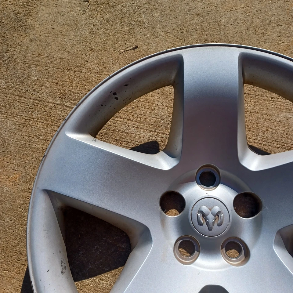 Tapacubos Dodge Charger Magnum 2008-2023 se adapta a rueda de 18" 0ZY74TRMAA, 8037 01 Foto 2 de 4