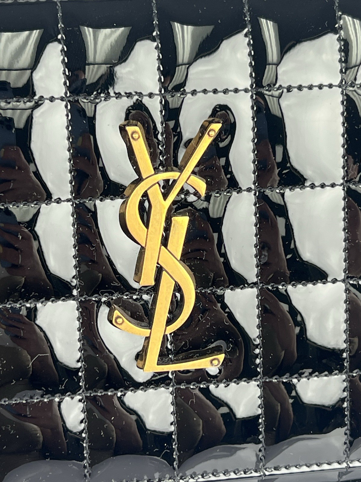 Portafoglio Cassandra Saint Laurent in pelle verniciata nero trapuntato su catena