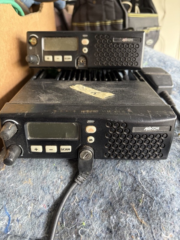 Ericsson M/A Com KRD 103 143/21 800 MHz Two Way Radio with Harris Mic