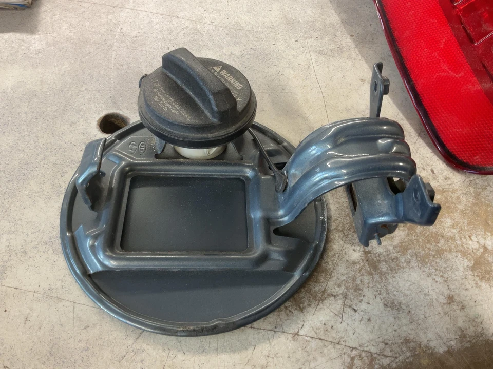 Puerta del depósito de combustible HYUNDAI ENTOURAGE 07 08 09 10 VERDE GRIS PRADO 7V Foto 2 de 3