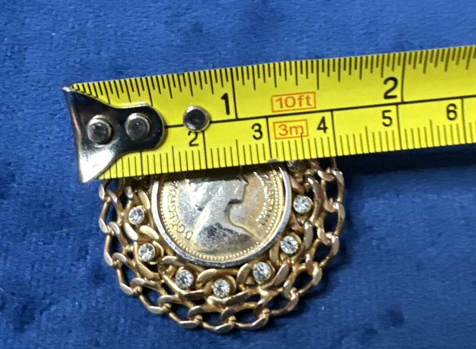 Rare Queen Elizabeth Coin Brooch Round Vintage With Clear Stones - Image 3 of 3