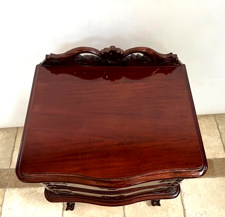 Mesa de cabeceira vintage duas gavetas rabo de pomba mogno esculpido país francês - Imagem 2 de 4