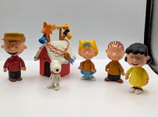Peanuts Snoopy’s Doghouse Display w Peanut Figures Snoopy Charlie Brown READ