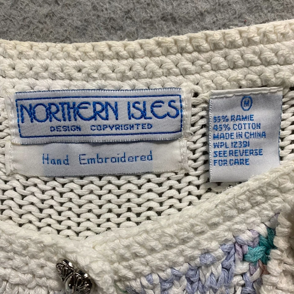 Suéter para mujer Northern Isles mediano bordado a mano blanco rosa* Foto 3 de 4