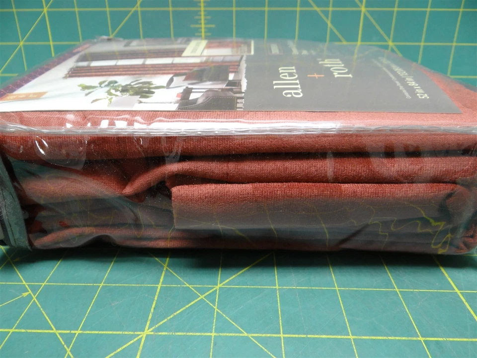 Allen + Roth Drenham Ojal Superior Panel Blackout Rojo Granero 52 x 84 Pulgadas Foto 3 de 3