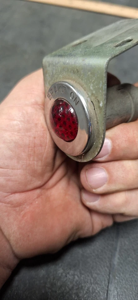 Luz de advertencia de alarma de freno de emergencia BUICK 1950-1952 Underdash original Foto 4 de 4