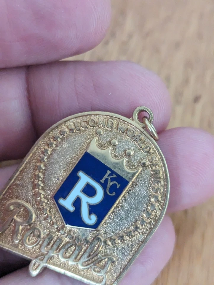VINTAGE 1985 MLB KANSAS CITY ROYALS WORLD SERIES PRESS CHARM vs CARDINALS A2 - Image 2 of 4