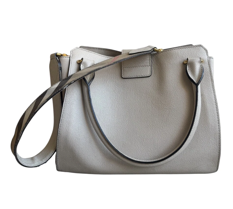 Bolso de Mano Burberry Piel de Becerro Grano Suave Hebilla Mediana Piedra Caliza 4029030 Foto 2 de 4