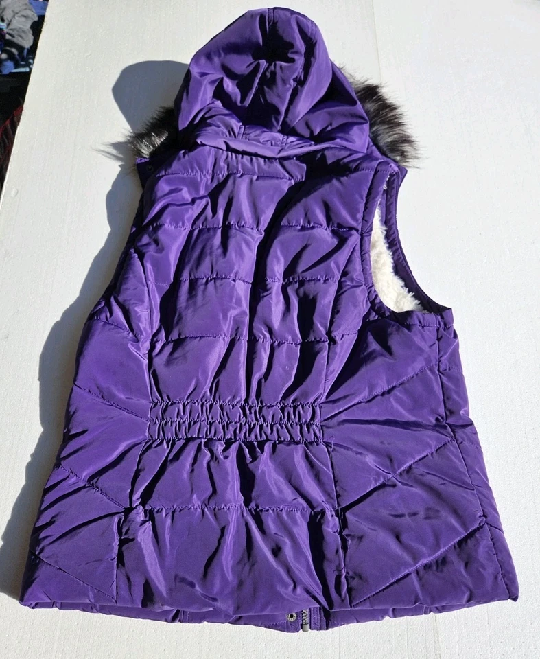 Green Tea Women’s XL Purple Quilted Vest Faux Fur Hood Sherpa Lined Zip Puffer - Image 4 of 4