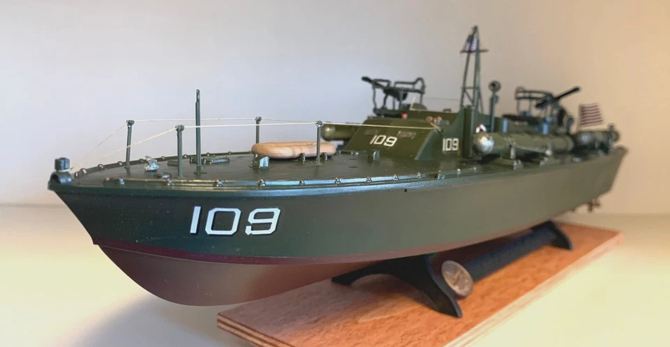 WW2 PT-109 COMANDADO POR LTJG. JOHN KENNEDY - Escala 1:72 PRO-CONSTRUIDO CON BASE DE MADERA Foto 3 de 4