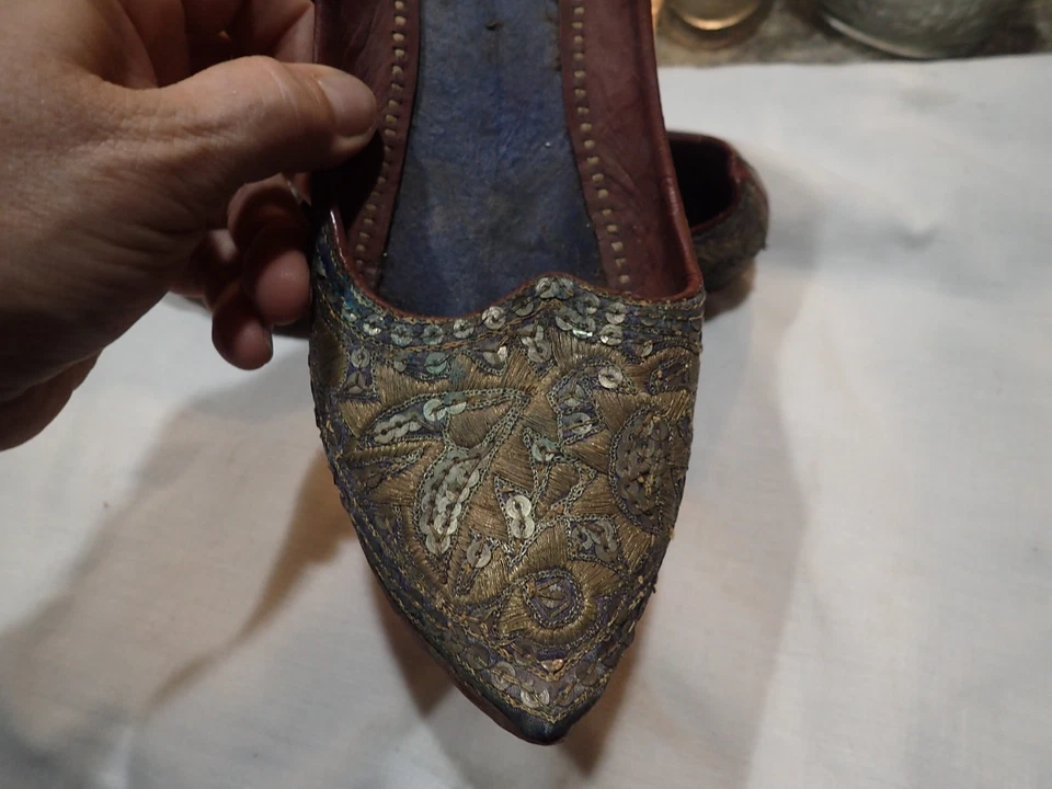 Zapatos planos antiguos bordados para dama azul oscuro lentejuelas costuras doradas Foto 3 de 4