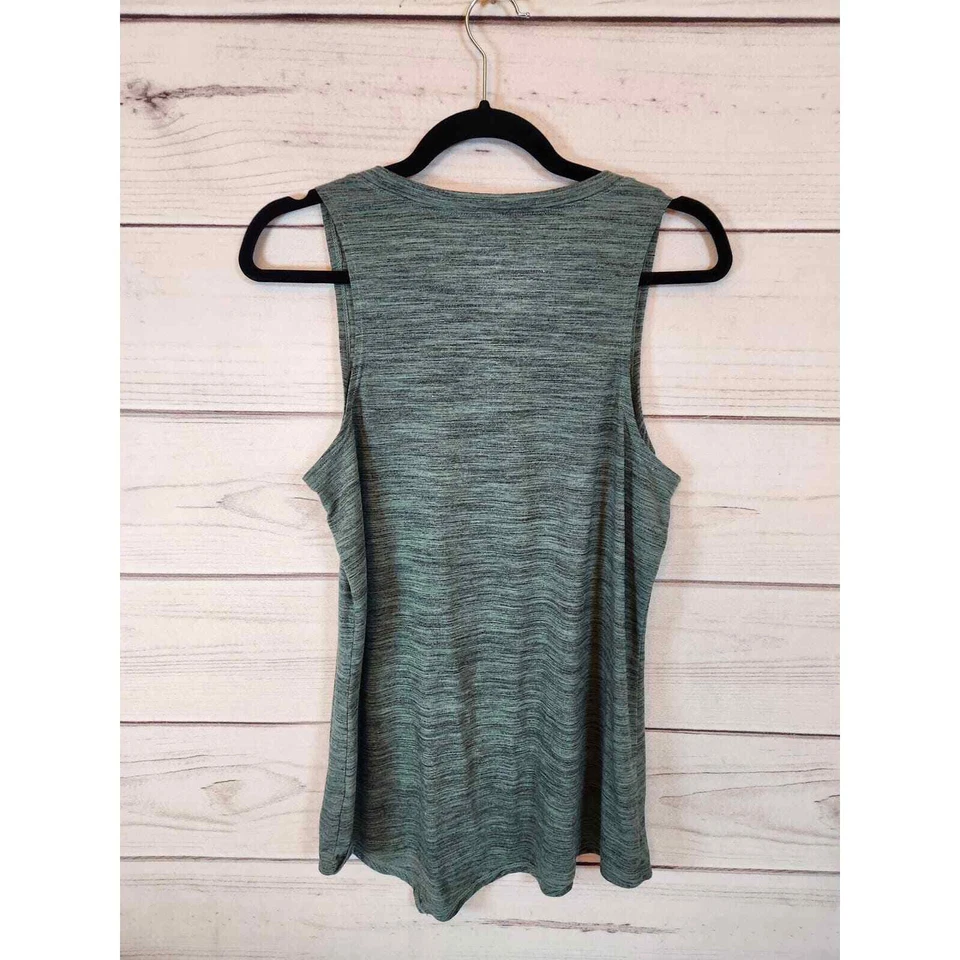 Camiseta sin mangas BCG verde lisa con cuello en V sin mangas ropa deportiva talla grande para mujer Foto 2 de 4