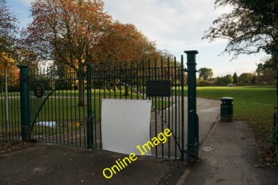 Photo 6x4 East Park Gates, James Reckitt Avenue entrance Kingston upon Hu c2013