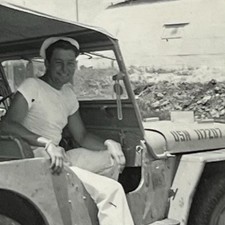 Vintage bel soldato sorridente US Willys MB jeep militare epoca seconda guerra mondiale Beefcake