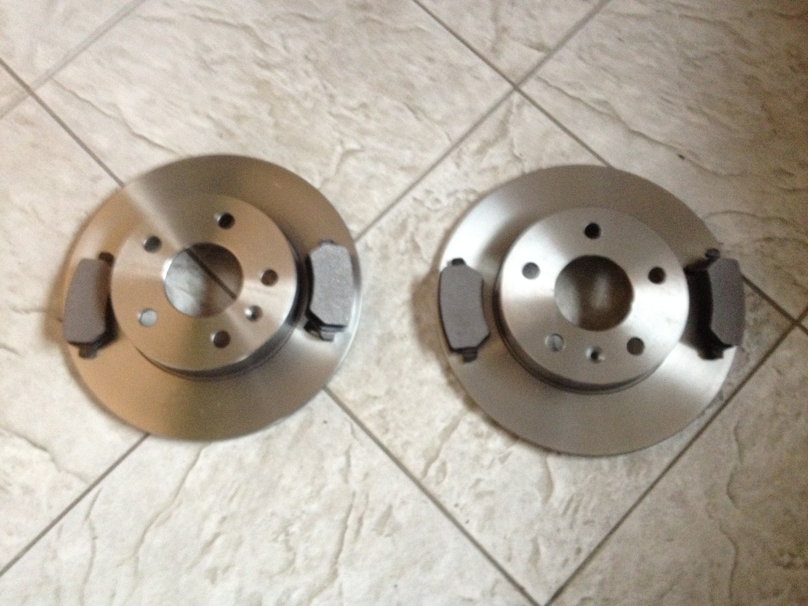 FORD MONDEO MK 3 TDCI TDDi 0407 TWO REAR BRAKE DISCS AND A SET OF