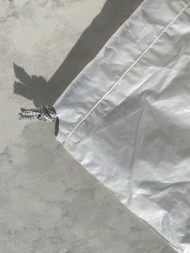 Bolso de compras Apple Signature con cordón de colección logotipo plateado pequeño Foto 4 de 4