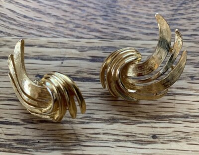 Vintage Avon Gold Tone Swirl Earrings Deco 60s 70s Rockabilly Vibes