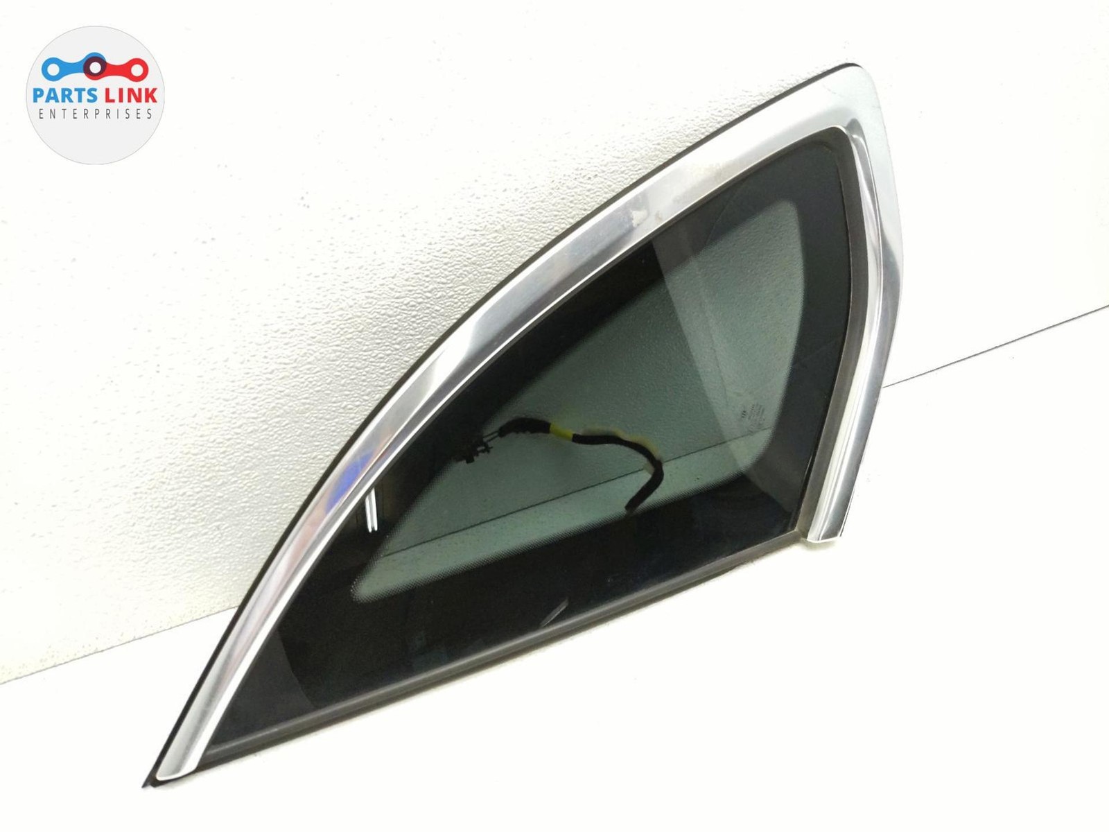 2016-20 BENTLEY BENTAYGA LEFT REAR VENT GLASS CORNER QUARTER WINDOW TRIM ASSY