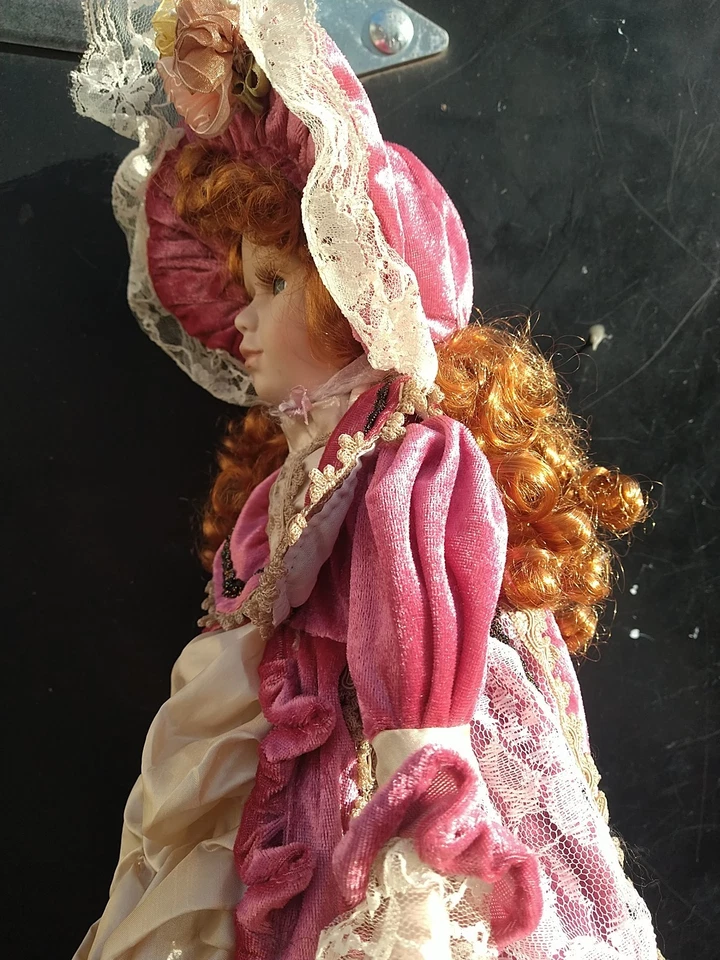Muñeca de porcelana pelo jengibre rosa vestido ojos azules gorro vintage caja de regalo antigua Foto 3 de 4