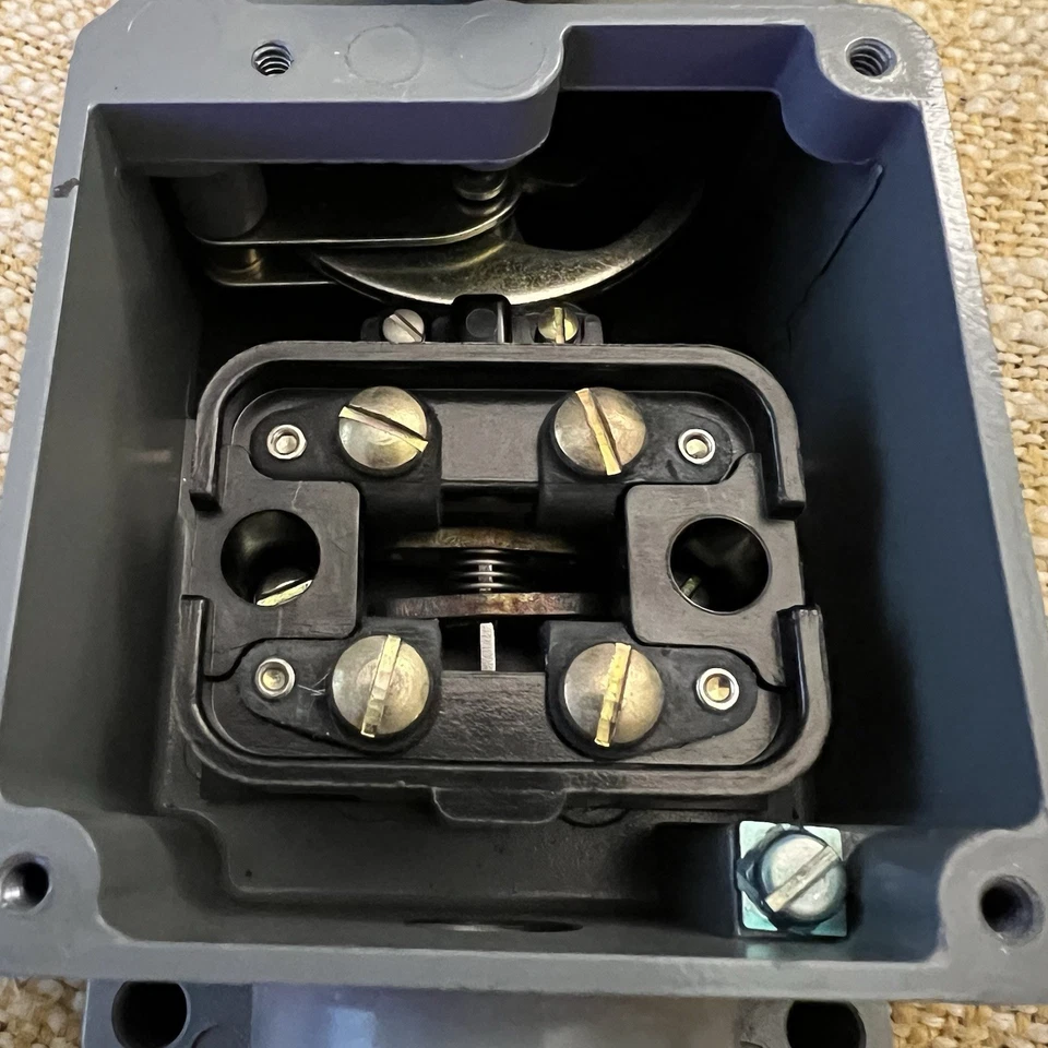 Allen-Bradley Bulletin 801 Asc17 ser. A- 600v - NoS - Image 3 of 4