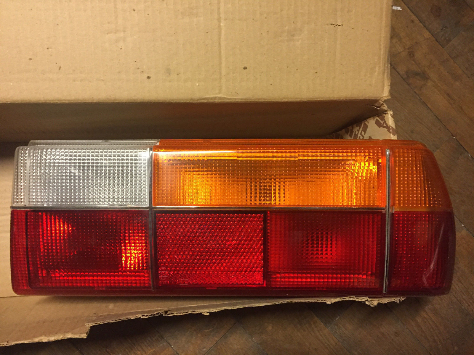 Feu arrière droit Peugeot 305 décoloré ? Remplacez par le bloc Seima complet Valeo 20950801 neuf