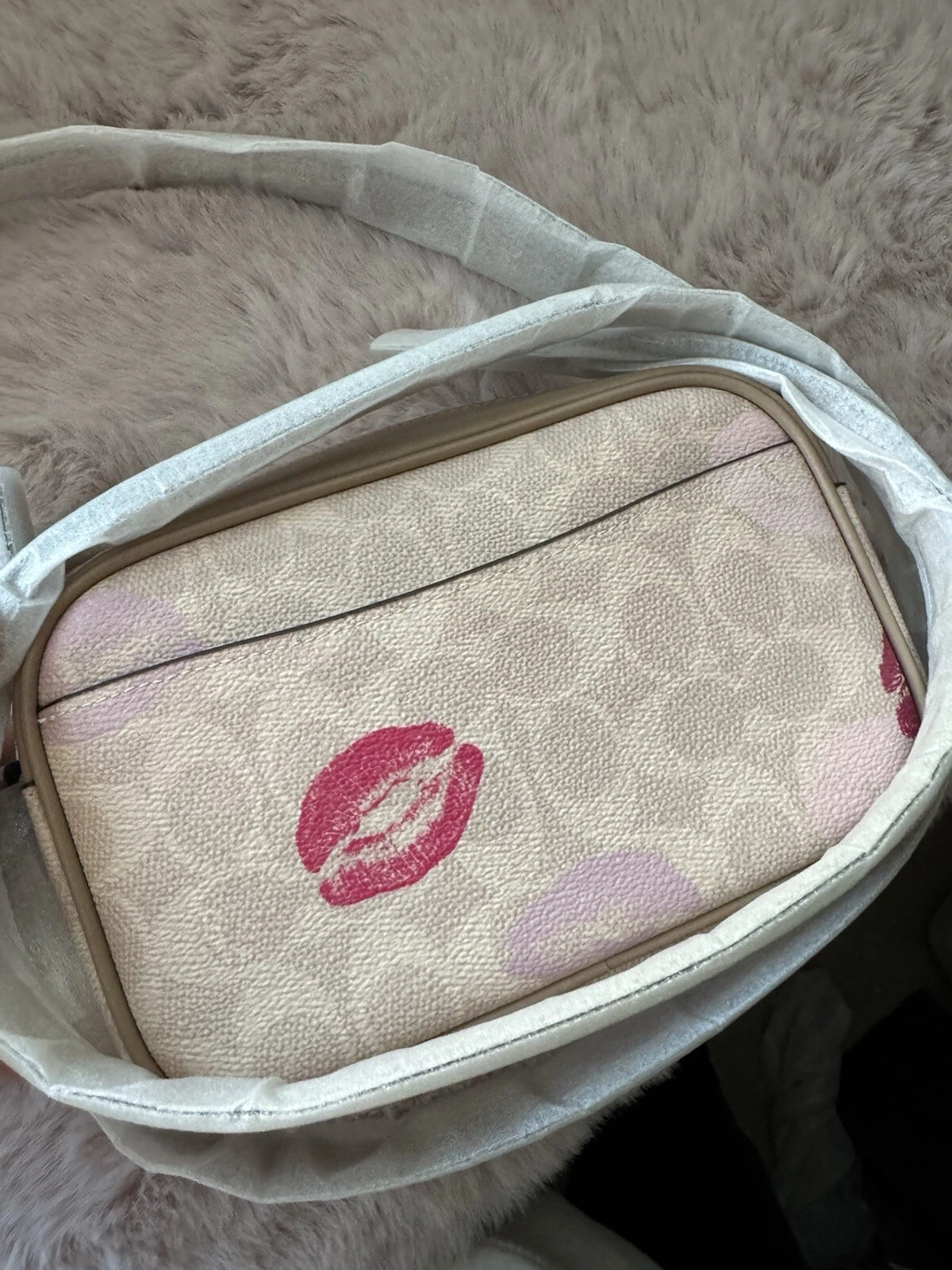 Borsa per fotocamera Coach CZ942 Mini Jamie in tela e pelle firmata con stampa labbra