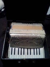 Paloma Piano Accordion 31 Treble 12 Bass Keys Black/White Small w/ Case