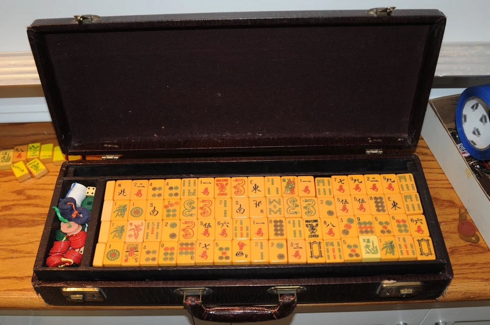 Vintage Mah Jong Set Butterscotch Bakelite Mahjong  Board Game 156 Tiles 5 Racks - Image 3 of 4