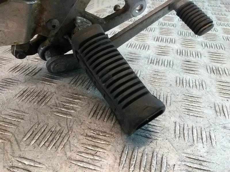 Conjunto reposapiés derecho Suzuki GS 500 (1995-2000) R/H Foto 2 de 4
