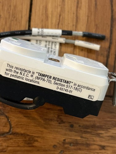 Lot of 4 Hubbell HBL8300SGWA Hospital Grade Tamper 20 amp New receptacles - Picture 4 of 7