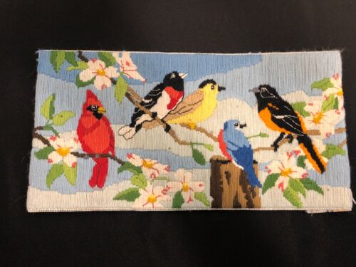 VTG Crewel Completed kit Multicolor Embroidered Bird Sitting in Tree  - Afbeelding 1 van 4