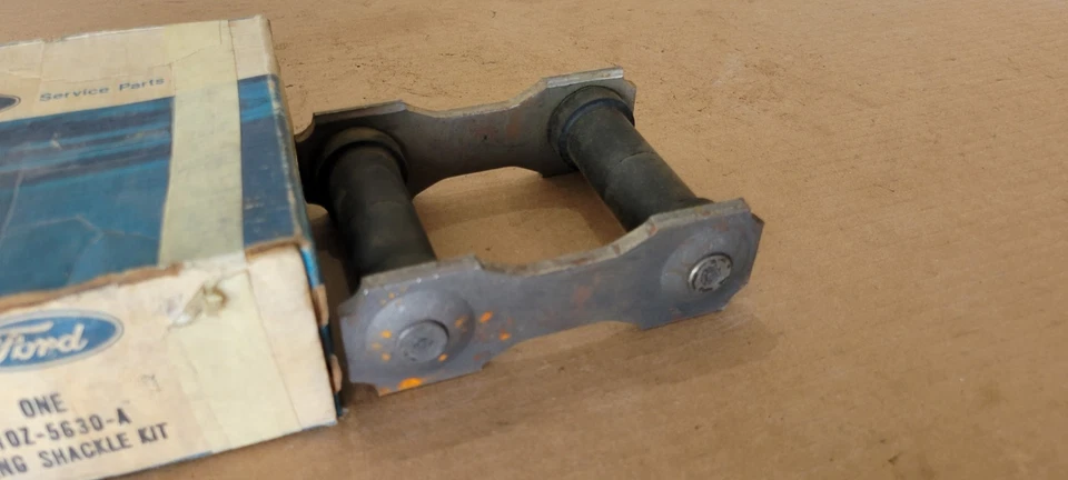 Kit de grillete de resorte trasero Ford Fairlane Torino 1966-1968 nuevo de stock D1OZ-5630-A FOMOCO Foto 4 de 4