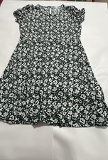 Amazon Essentials Women's Short Sleeve V-Neck Fit and Flare Dark Green Floral XL
