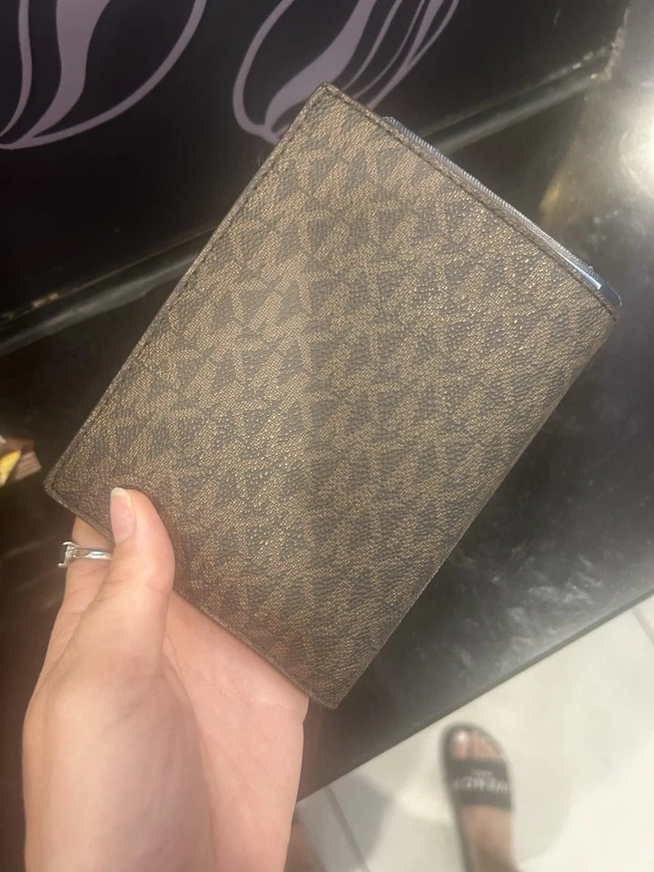 Michael Kors Cuero Jet Set Viaje Pasaporte Soporte Billetera Estuche Marrón Firma Foto 2 de 2