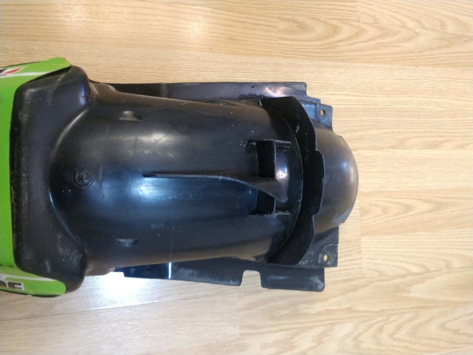 Guardabarros trasero usado Kawasaki KX 250 125 kx125 kx250 Foto 2 de 4