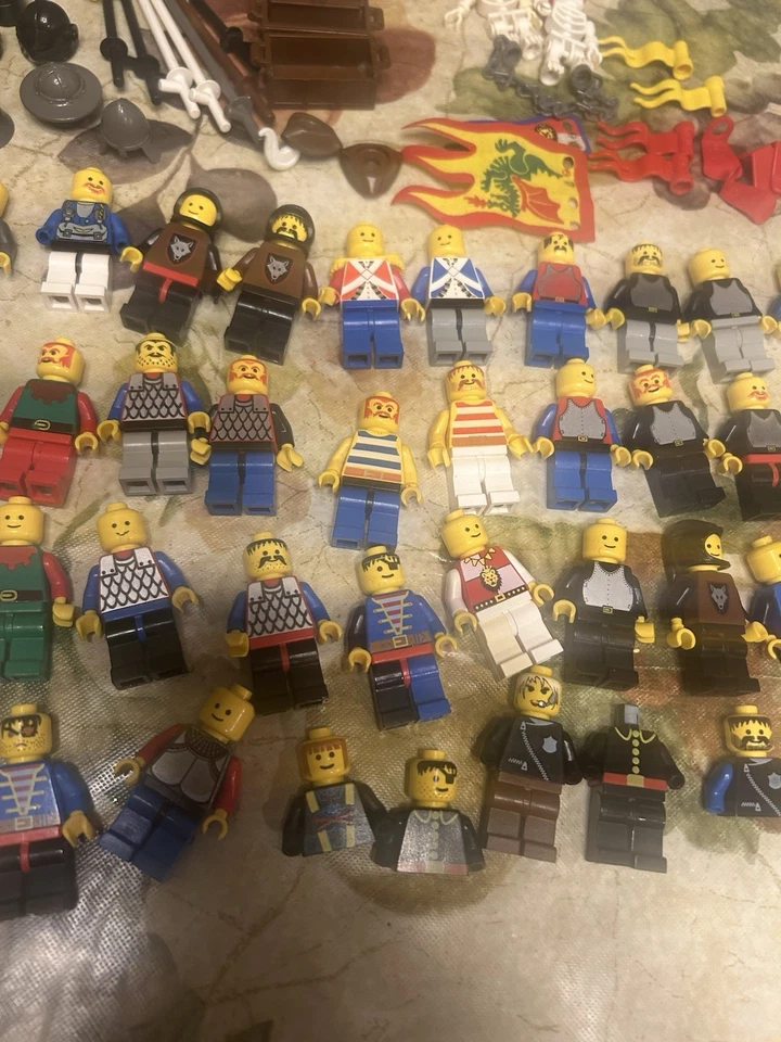 Lego Vintage 80s 90s Minifig Lot - Castle Knights, Pirates , Horses Extra Pieces - Image 3 of 4