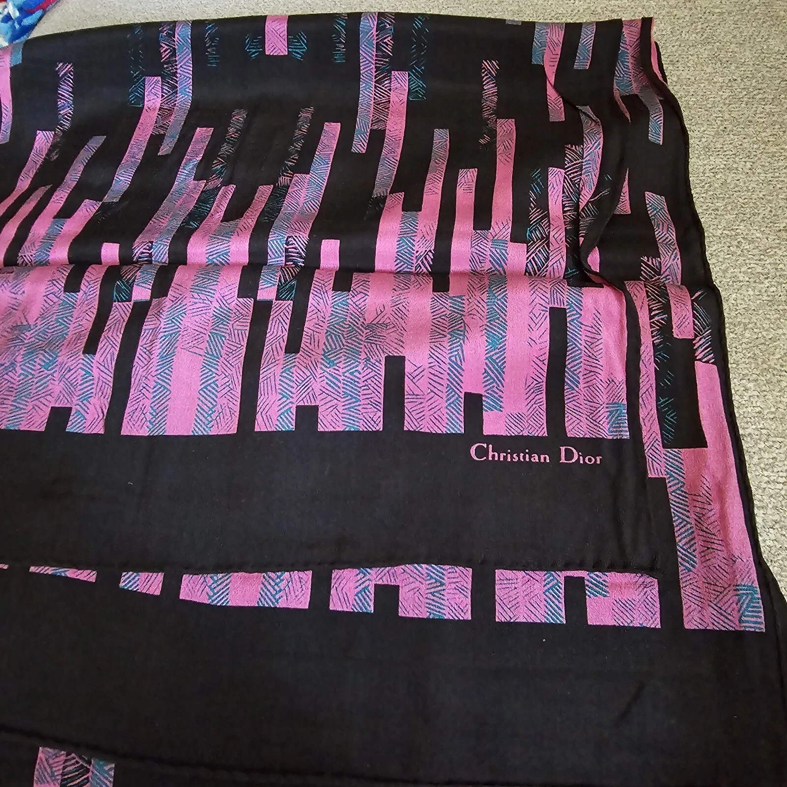 Foulard vintage Christian Dior en soie cool look années 80 rose, noir. Rectangulaire 59x14 